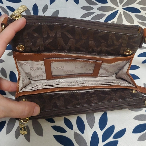 Michael Kors Crossbody - Picture 8 of 8